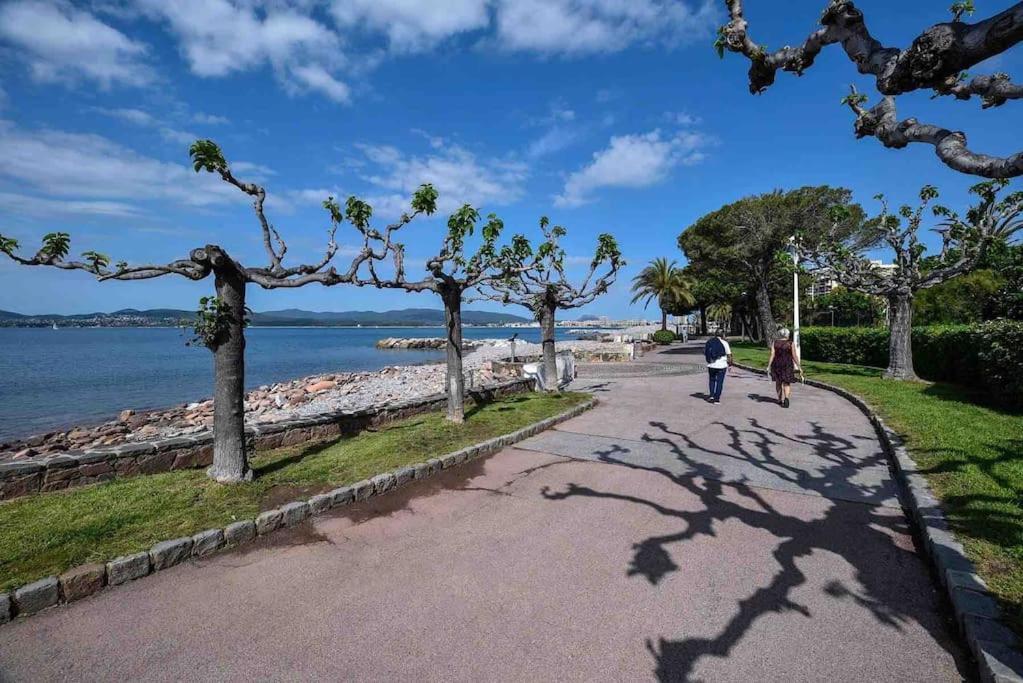 Chaleureux Appartement Face Au Port Sta Lucia, Tout A Pieds, Wifi Saint-Raphaël Екстериор снимка